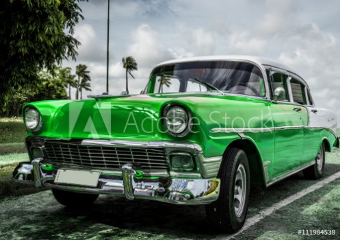 Bild på HDR Amerikanischer grner Oldtimer in Kuba Havanna - Serie 2